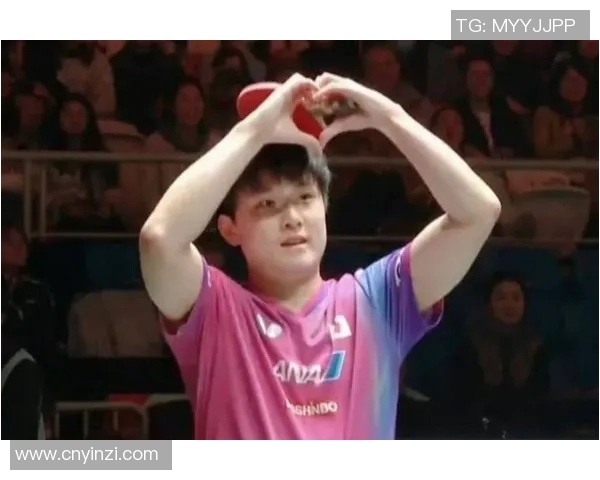 中国运动员夺金后比心观众：这一幕太暖了