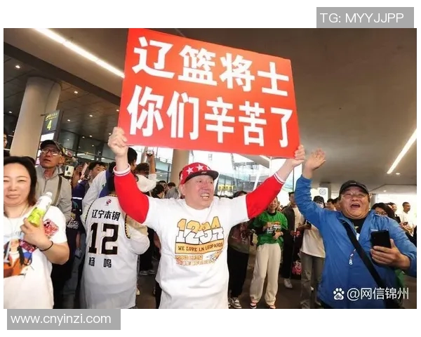 球员赛后感谢粉丝热情接机,机场变“球迷海” 球员赛后感谢粉丝热情接机,机场变“球迷海”